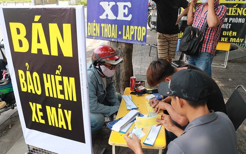 Ùn ùn mua bảo hiểm xe máy để 'phòng hờ' cảnh sát giao thông