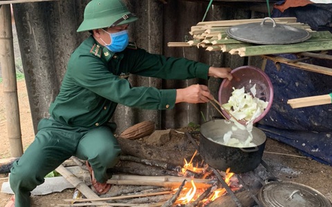 Những người lính nhận khổ về mình