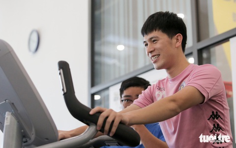 Đình Trọng đạp xe, Duy Mạnh tập tạ mướt mồ hôi ở PVF