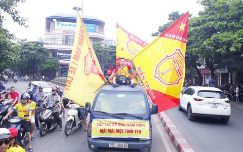 Cổ động viên thành Nam xuống đường cổ vũ trận Nam Định - Hoàng Anh Gia Lai
