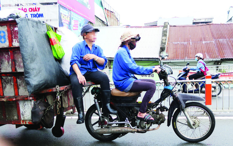 Xe máy 'mù' không đèn, không kèn, xả khói mịt mù tung hoành trên đường