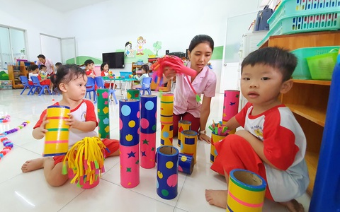 Học sinh mầm non TP.HCM trở lại học: Sĩ số thưa thớt do trời mưa?