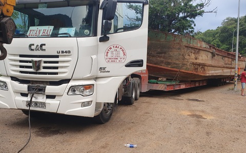 Xe tải chở tàu gây kẹt xe đã đi khoảng 90km trước khi bị tạm giữ
