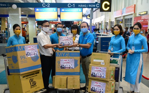 Tuổi Trẻ trao hàng ngàn vật phẩm, thiết bị y tế cho tuyến đầu chống dịch ở sân bay