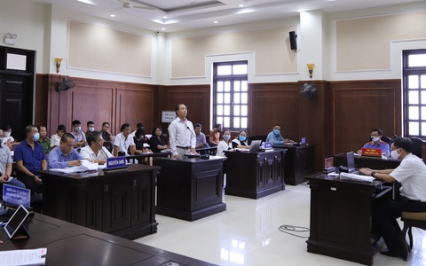 Nghe tòa tuyên án, hàng chục người vây trước cổng vỗ tay, reo hò