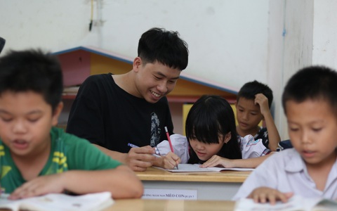 9X đi làm lấy tiền mua sách vở, dạy học trò lớp tình thương