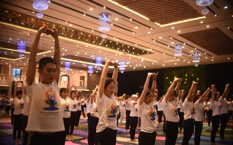Hơn 600 người cùng tham gia tập YOGA tại Phú Yên