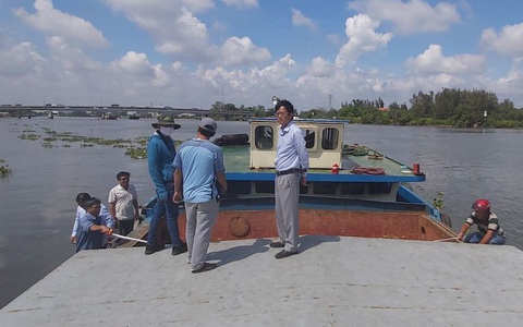 Bắt quả tang sà lan hút cát trên sông Vàm Cỏ Đông giữa đêm