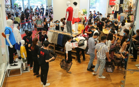 Vừa khai trương, cửa hàng Uniqlo Vincom Landmark 81 đã thu hút lượng lớn khách