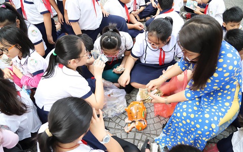 Tin nhắn của cô: 'Phụ huynh cho con tiền đóng kế hoạch nhỏ, bao nhiêu tùy'