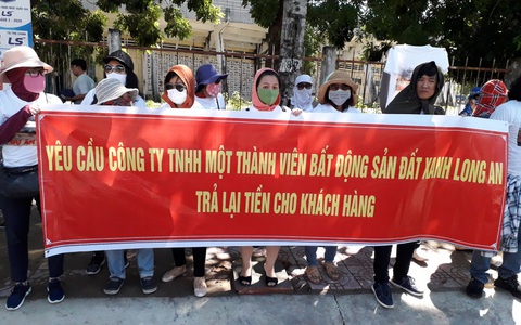 Hàng trăm người mua đất 'dự án ma' kêu cứu trước trụ sở công an Long An