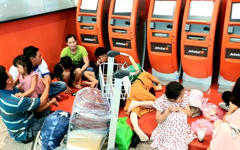 Hành khách phờ phạc ở Tân Sơn Nhất chờ đổi chuyến bay
