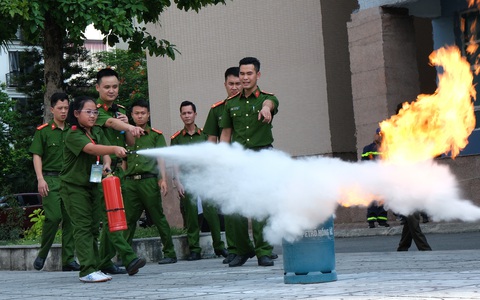 'Chiến sĩ nhí' học chữa cháy, cứu người trong đám cháy