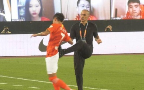 HLV Cannavaro gây tranh cãi khi 'đá yêu' học trò ăn mừng chiến thắng