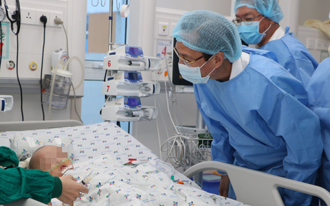 Trúc Nhi - Diệu Nhi tháo bột đôi chân dần dần, ăn sữa nhiều hơn