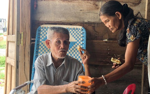 Vợ chồng và... 1 con mắt đưa đường yêu thương