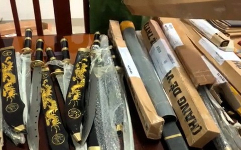 Bên trong những kiện hàng 'dễ vỡ' chứa đầy dao và mã tấu