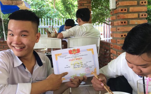 Lần đầu được HS tiên tiến thời THPT, 'đưa giấy khen đi khắp thế gian'