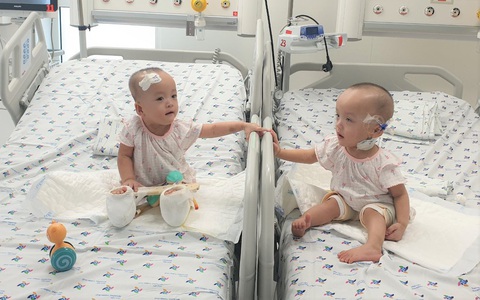 Trúc Nhi - Diệu Nhi lần đầu chạm tay sau mổ