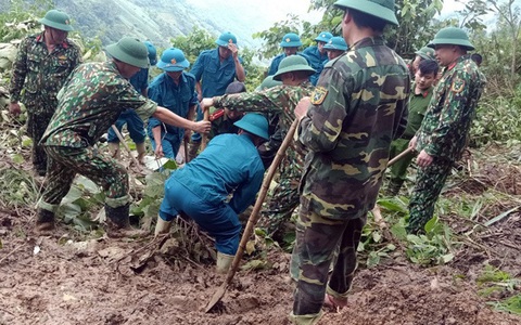 Mưa lũ ở Lào Cai: đất đá đè trúng nhà, đường ngập hơn 1 mét