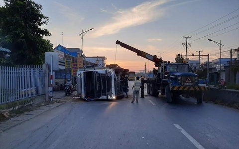 Xe chở hàng chuyển phát nhanh tông dải phân cách rồi lật trúng xe khách