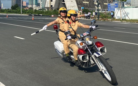 58 ‘bông hồng' CSGT dẫn đoàn đầu tiên ở TP.HCM