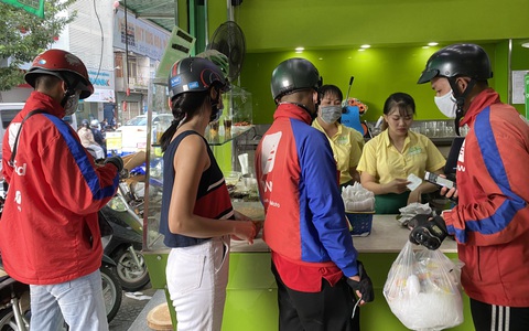 Tài xế công nghệ xếp hàng dày đặc mua chè đậu đỏ 'thoát ế' đêm Thất tịch Sài Gòn