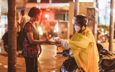 Tặng phần ăn khuya ấm lòng người vô gia cư mùa COVID-19