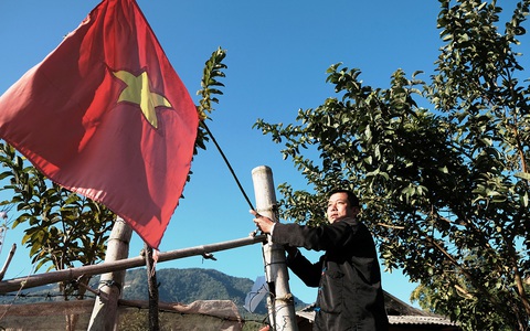 Cờ Tổ quốc trên ngôi nhà cực Tây biên ải