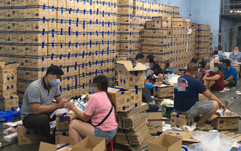 Phá đường dây 'khủng' sản xuất găng tay y tế giả tại TP.HCM