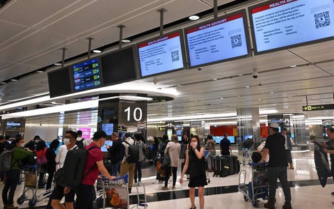 Người nhập cảnh Singapore phải đeo thiết bị theo dõi, tự cách ly