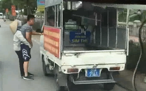 Trung úy công an xì-tin quần đùi, áo thun bắt hàng rong bị cảnh cáo, điều chuyển