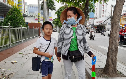 'Con thèm học, thèm chơi, nhưng thôi ráng bán vé số phụ mẹ đã'