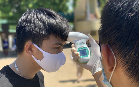 Hàng chục thí sinh phát hoảng vì đo thân nhiệt gần 40 độ C