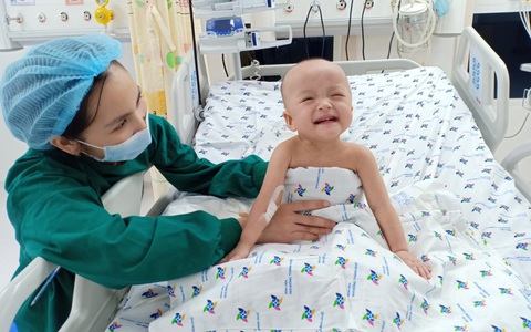 Trúc Nhi - Diệu Nhi tự ngồi dậy, thích chơi trò ú òa và múa tay theo điệu nhạc