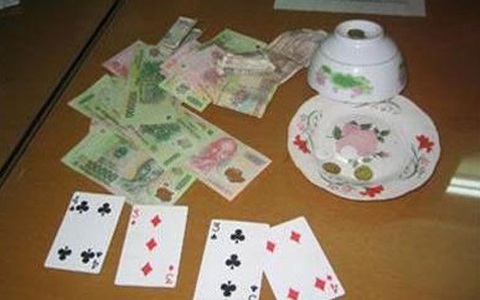 Miễn nhiệm chức vụ phó chủ tịch huyện bị khởi tố vì tội đánh bạc