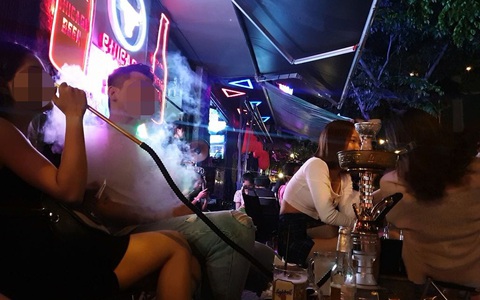 'Đại lộ bia' Phạm Văn Đồng 'chơi gì cũng có' mà chính quyền bó tay?