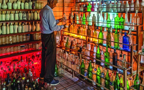Bảo tàng trưng bày vỏ chai nhặt trên các bãi biển
