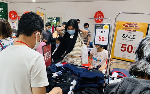 TP.HCM: Người dân đổ xô mua sắm, 'mừng Quốc khánh sale thả phanh'