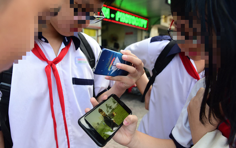 Cho học sinh dùng điện thoại trong lớp: Các em mê chat chit, giáo viên sao dạy được?