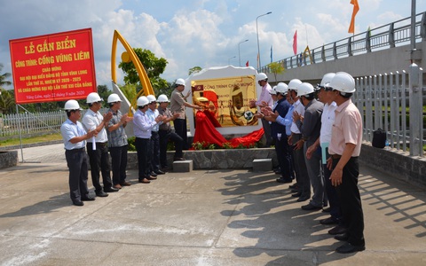 Bàn giao 3 cống kiểm soát mặn ngọt ở miền Tây