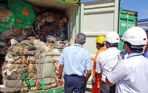Sri Lanka trả lại Anh 21 container rác thải độc hại nhập trái phép