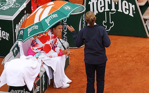 Azarenka tự ý rời sân 45 phút ở Roland Garros vì…. lạnh