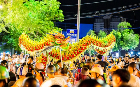 Người dân Huế nô nức ra đường xem múa lân sư rồng dịp tết Trung thu