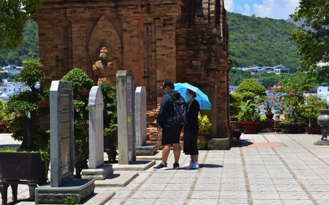 Nha Trang mở cửa Tháp Bà, Hòn Chồng, nhà hàng, khách sạn vẫn 'chưa dám' mở