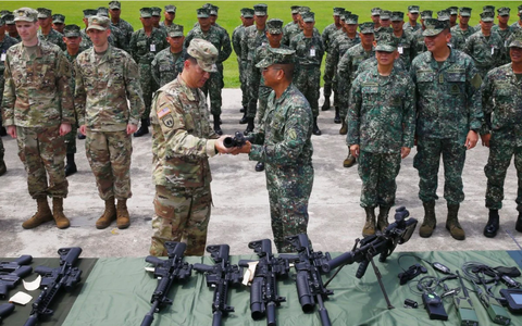 Tổng tư lệnh Philippines: 'Nồng ấm với Trung, thân thiết với Mỹ'