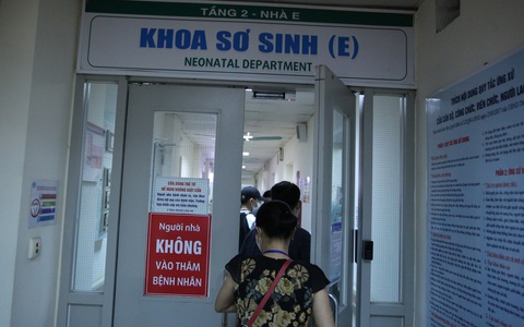 Bé sơ sinh bị bỏ rơi trong khe tường được xuất viện