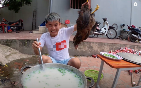 Đăng clip 'nấu cháo gà nguyên lông', Hưng Vlog bị phạt 7,5 triệu đồng