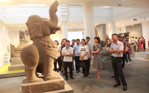Hai cổ vật điêu khắc Chăm được công nhận bảo vật quốc gia