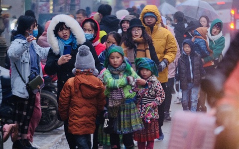 Du khách mệt mỏi kéo vali tìm phòng nghỉ ở Sa Pa
